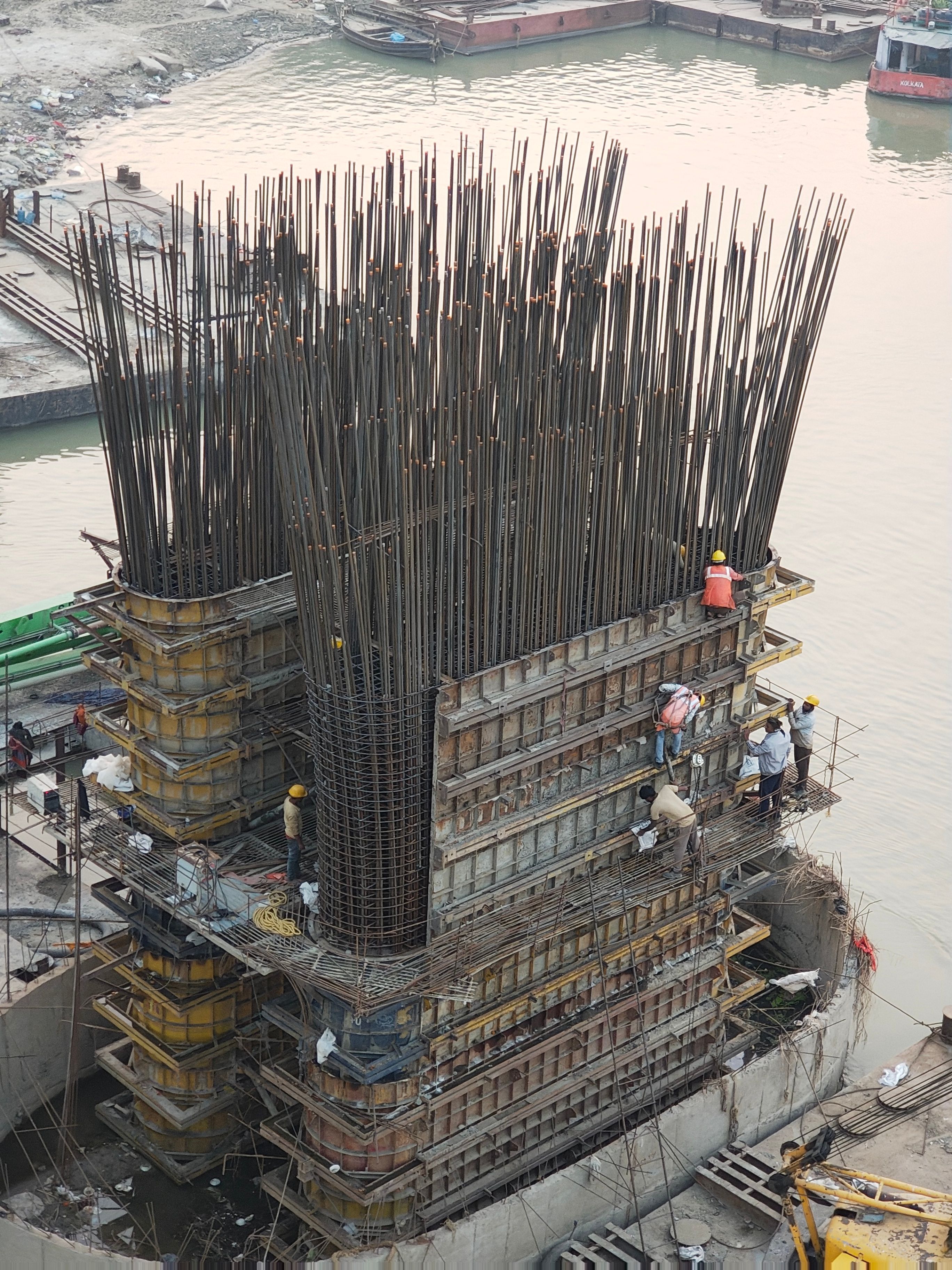 Slipform construction of a major industrial structure